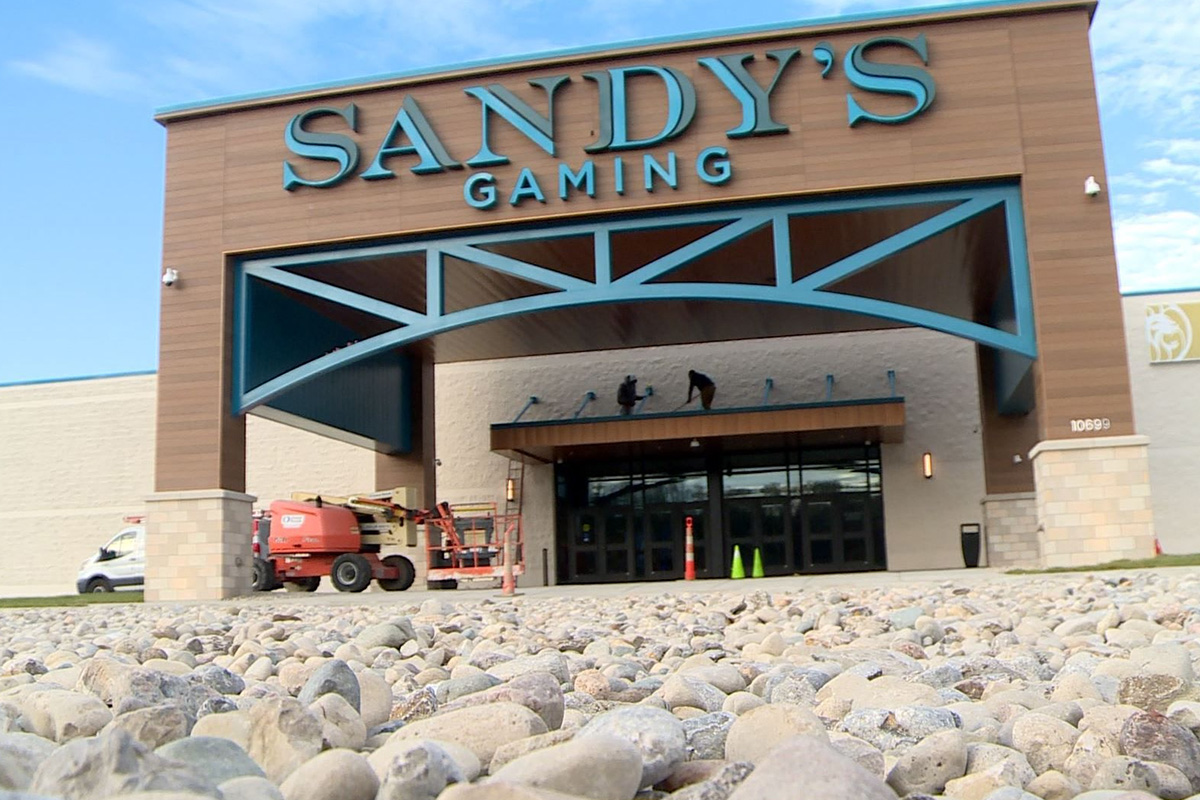 sandy’s-racing-&-gaming-celebrates-grand-opening