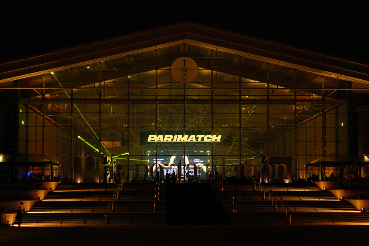 parimatch-empowers-barcelona-with-electric-yellow